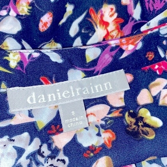 DANIEL Raiin floral button down top size small - Picture 4 of 7
